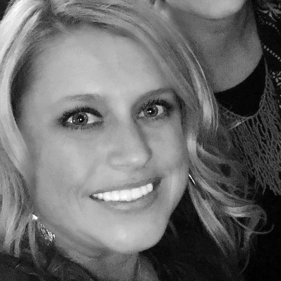 Melanie Coburn - Poshmark Profile Picture of Melanie Coburn (@mel_co_) on Poshmark