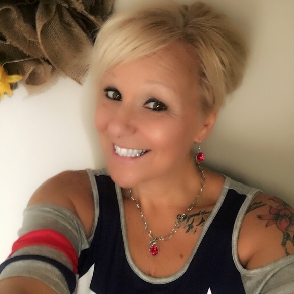 Profile Picture of Pamela Isler (@isler66pam) on Poshmark