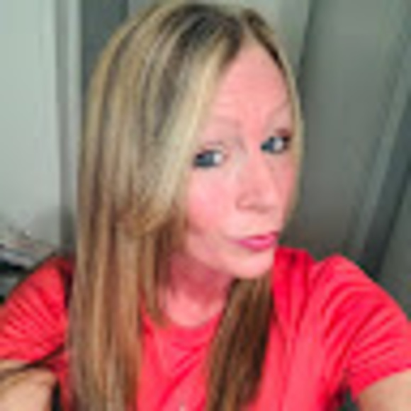 Profile Picture of Crystal Putman (@crystalputman2) on Poshmark