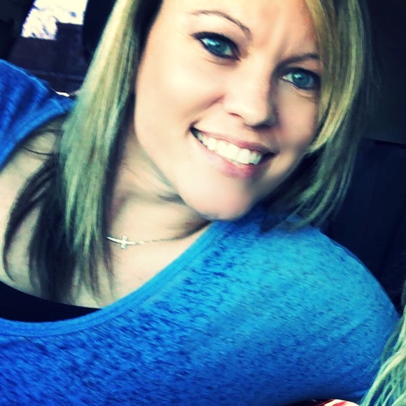 Profile Picture of Deanna Barnes (@deannabarnes82) on Poshmark