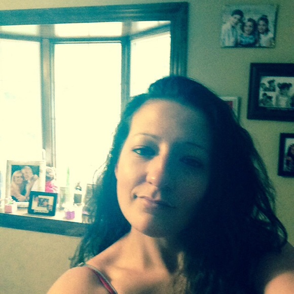 Profile Picture of Amanda Mcelroy (@mandie924) on Poshmark