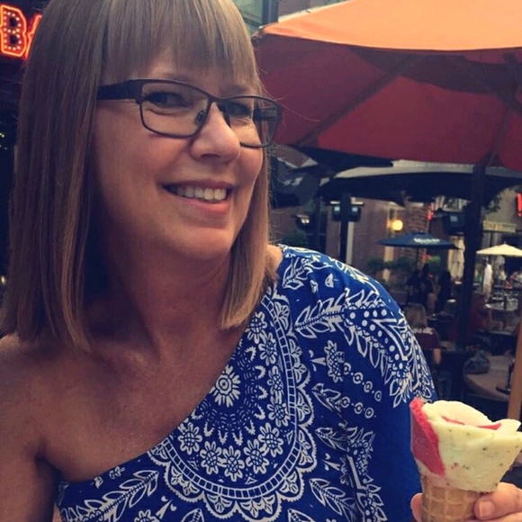 Profile Picture of Dawn Heaton (@dawnheaton) on Poshmark