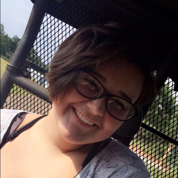 Profile Picture of Halley Ray (@halleyray) on Poshmark