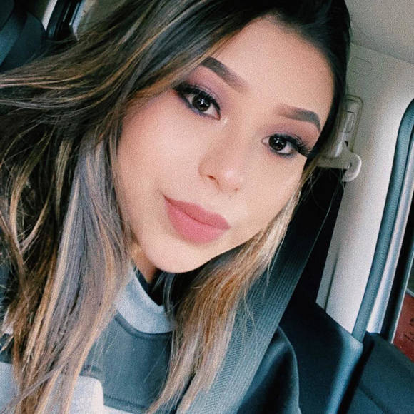 Profile Picture of Taylor Peshlakai (@taylorpeshlakai) on Poshmark