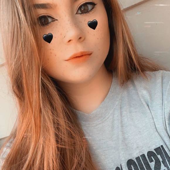 Profile Picture of Danielle Broyles (@daniellebroyles) on Poshmark