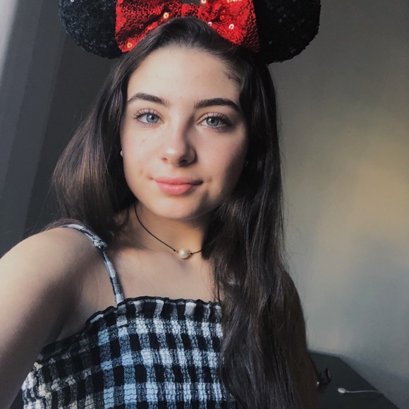 Profile Picture of Chloë Suarez (@chloeisuarez) on Poshmark