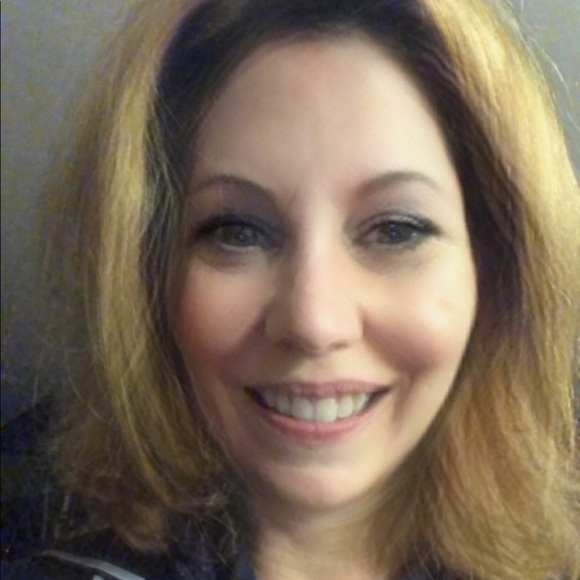 Profile Picture of Samantha Stechschulte (@slstechschulte) on Poshmark