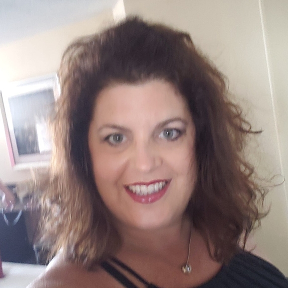 Profile Picture of Charlene Chiaro (@charlenezampano) on Poshmark