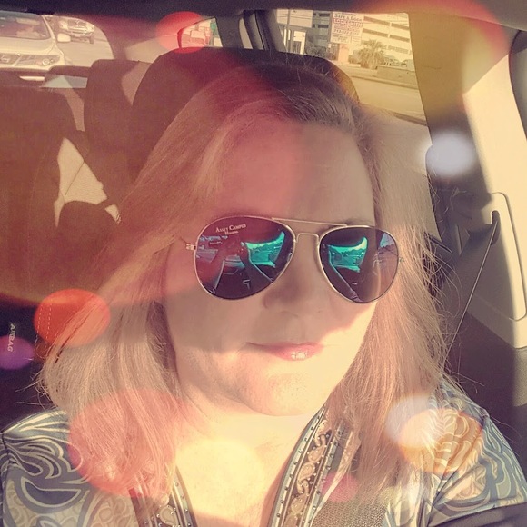 Profile Picture of Lynn Vallone (@lynnvallone) on Poshmark