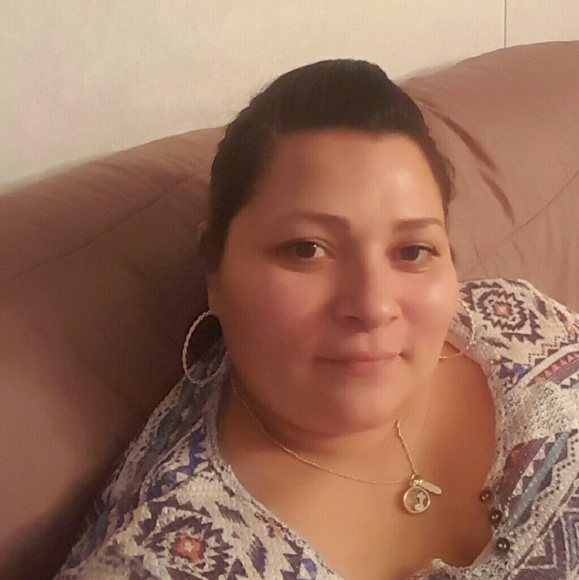 Profile Picture of Maria Silva (@heluzael) on Poshmark