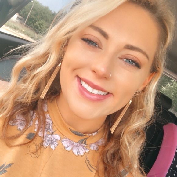Profile Picture of Samantha Brooke (@samanthabroo389) on Poshmark