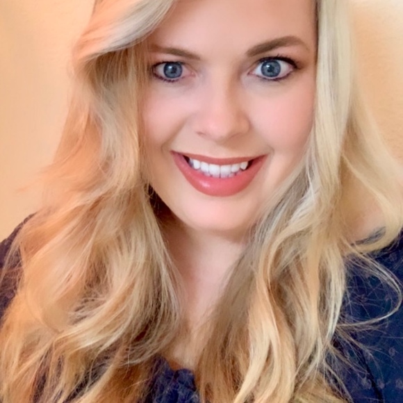 Profile Picture of Alicia Dobbs (@aliciad1984) on Poshmark