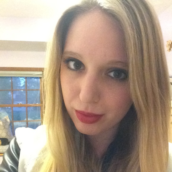 Profile Picture of Danielle Fraser (@dfraser05) on Poshmark