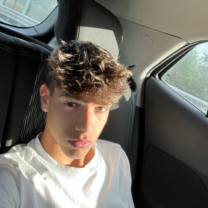 Profile Picture of N I K 🦋 (@nik_mundo18) on Tiktok
