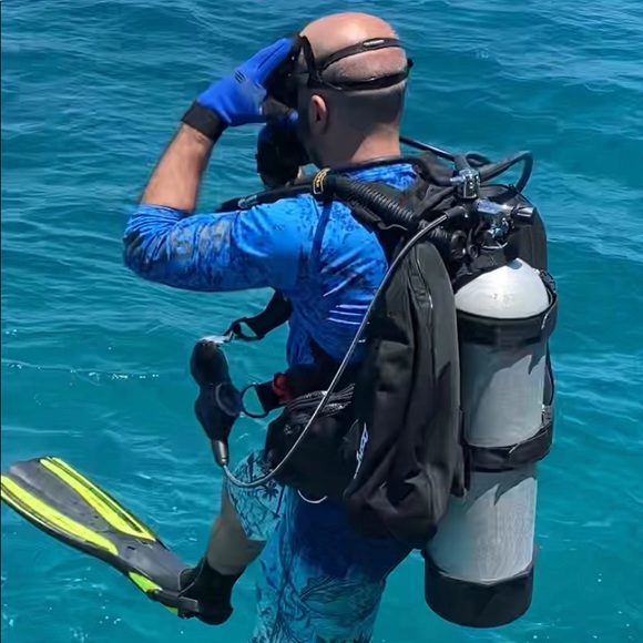 Profile Picture of Andrew Vulpis (@vulpis312) on Poshmark