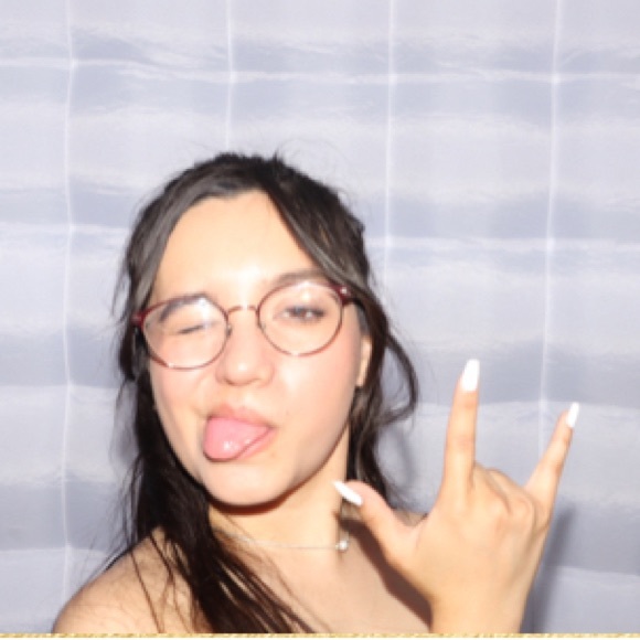 Profile Picture of Michaela Rosales (@michaelarosa758) on Poshmark