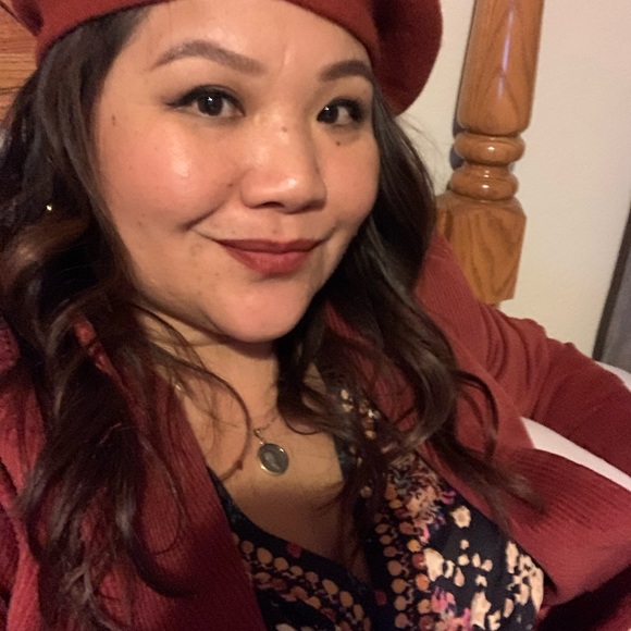 Profile Picture of Toula Toggery (@toulatoggery) on Poshmark