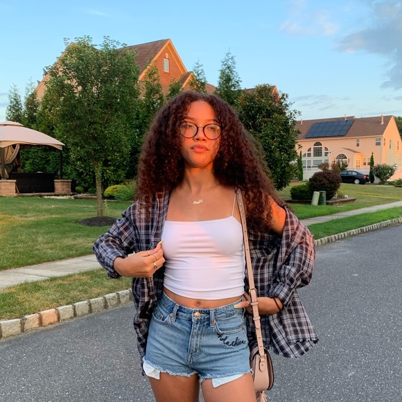 Profile Picture of Arielle Young (@arielle8702) on Poshmark