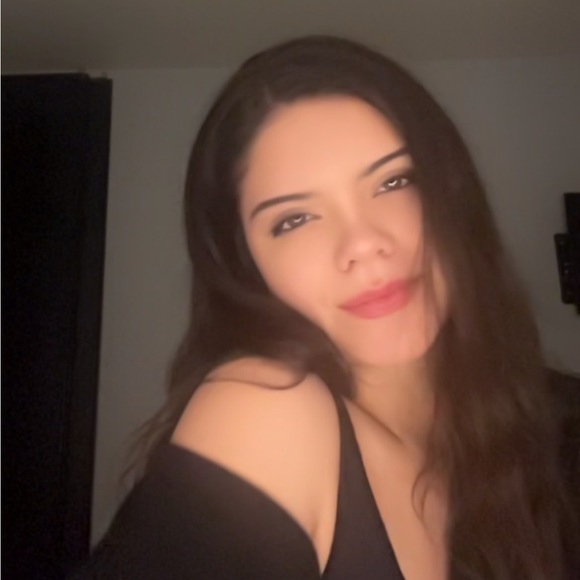 Profile Picture of Lena Minette (@lenaminette) on Poshmark