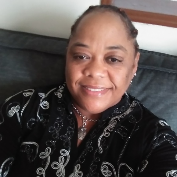 Profile Picture of Debbie Fontes (@debbiefontes) on Poshmark