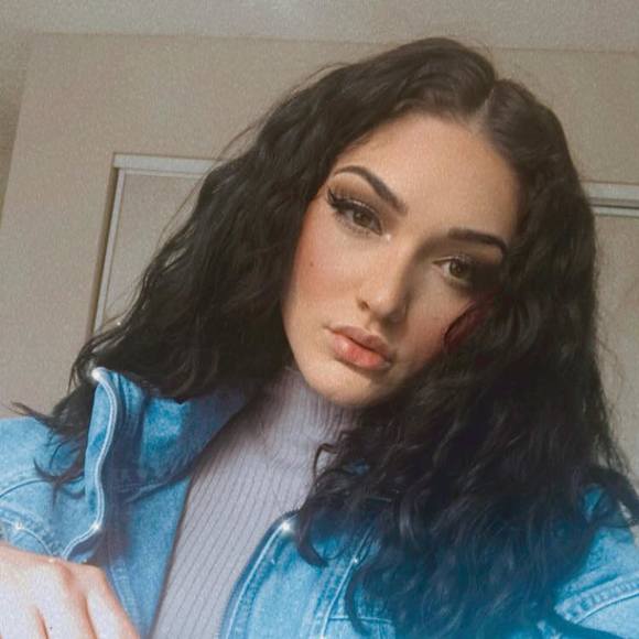 Profile Picture of Destiny Dupree (@destiny714) on Poshmark