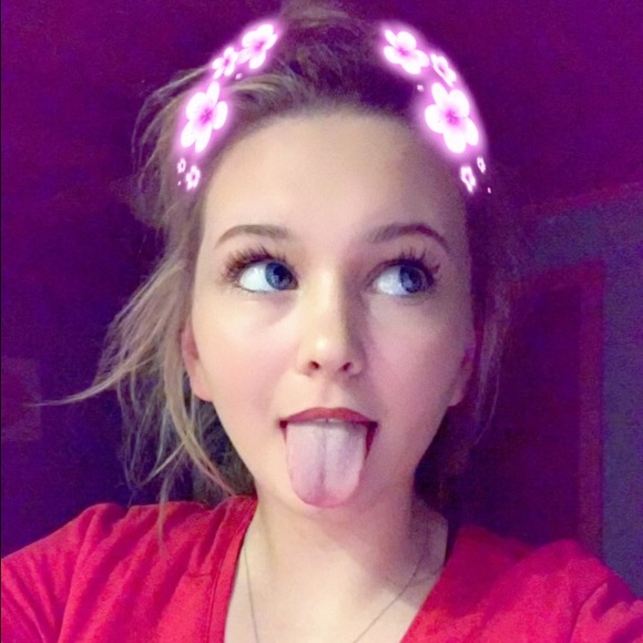 Profile Picture of Gracie David (@gracie_davis09) on Poshmark