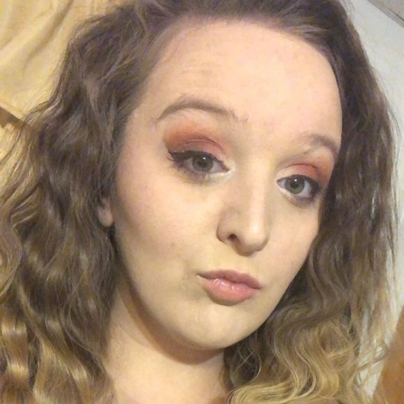 Profile Picture of Carly Lilley (@carbearluvr14) on Poshmark