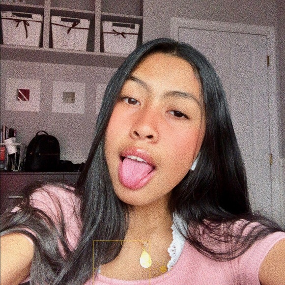 Profile Picture of Anji Almario (@anji_almario) on Poshmark