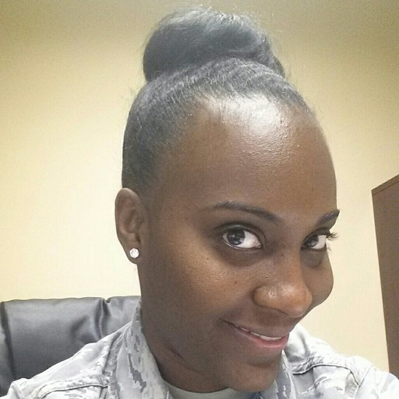 Profile Picture of Shurenthel Taylor (@shurenthel) on Poshmark
