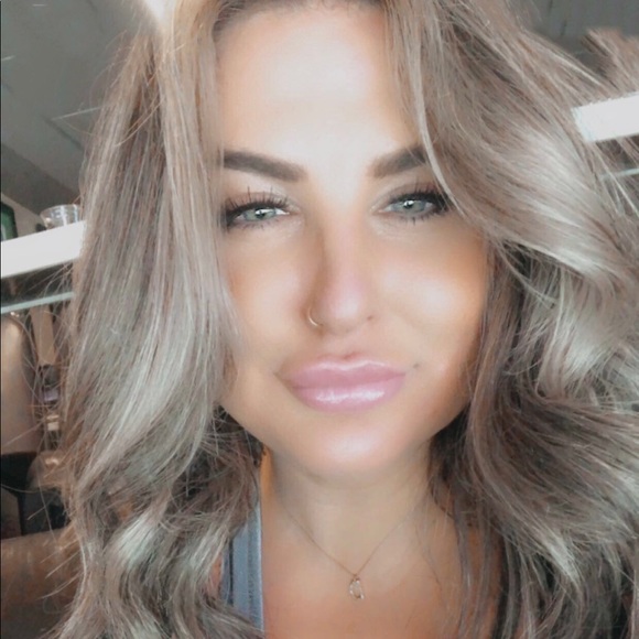 Profile Picture of Danielle Lavache (@dmlavache19) on Poshmark