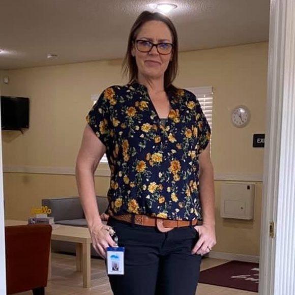 Profile Picture of Debra Broomfield (@debski917) on Poshmark
