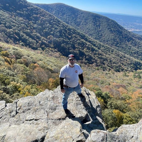 Profile Picture of Brian May (@dirtskinner44) on Poshmark