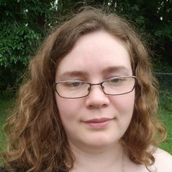 Profile Picture of Amanda Holloway (@adian80) on Poshmark