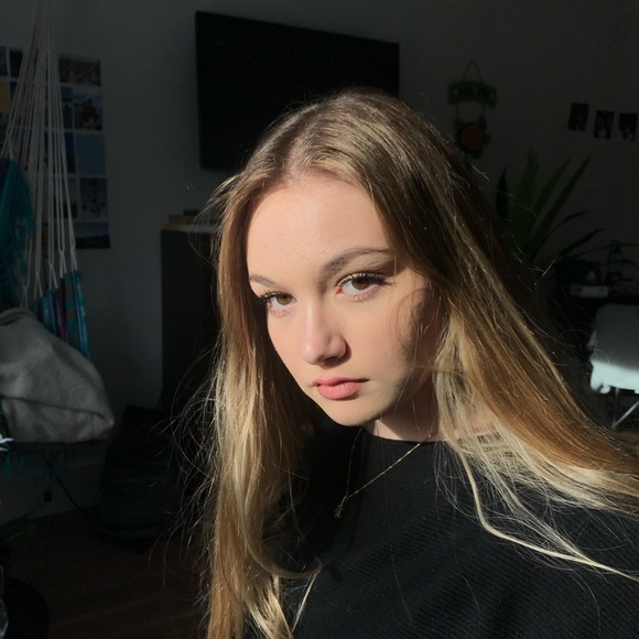 Profile Picture of Laury-ann Lecompte (@lauryann213) on Poshmark