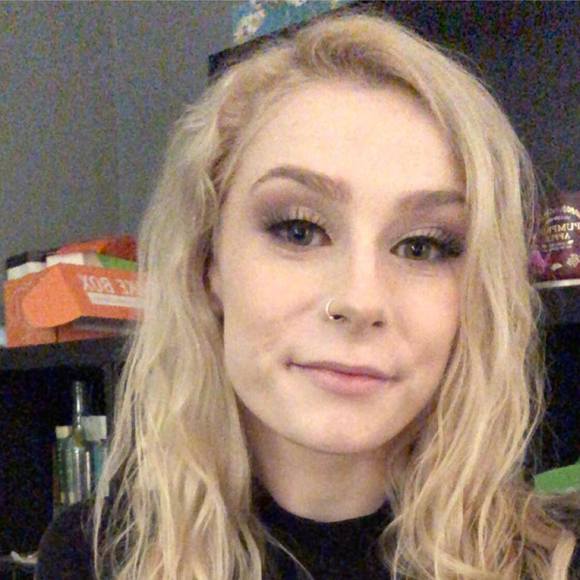 Profile Picture of Kenzie Easlick (@kenzieeaslick) on Poshmark
