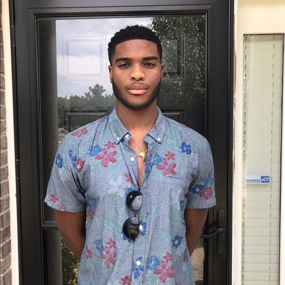 Profile Picture of Rume Egiebor (@rume_egiebor) on Poshmark