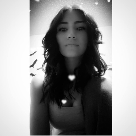 Profile Picture of Jessica Longoria (@jesslongoria) on Poshmark