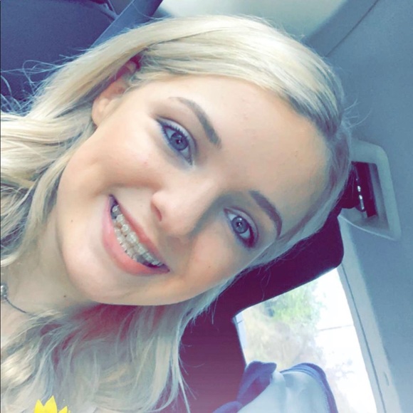 Profile Picture of Bella Dolfi (@belladolfi) on Poshmark