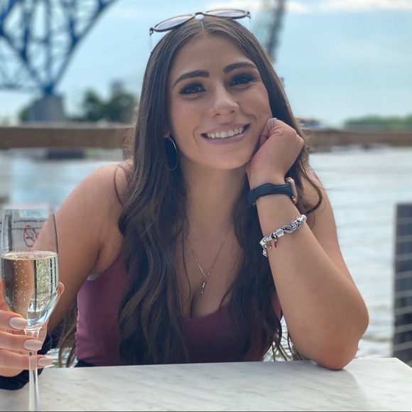 Profile Picture of Danielle Easton (@deaston13) on Poshmark