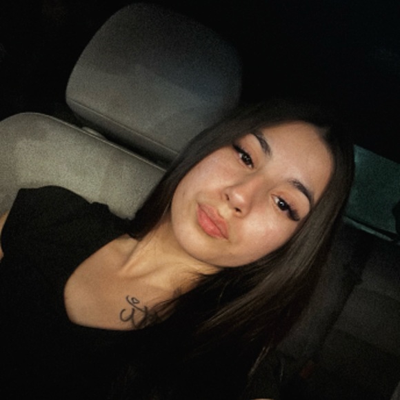 Profile Picture of Pearlyy Ruiz (@pearlyyruiz) on Poshmark