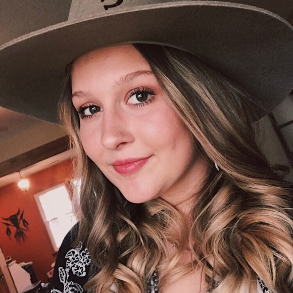 Profile Picture of Jesstine Waldy (@zipp135) on Poshmark