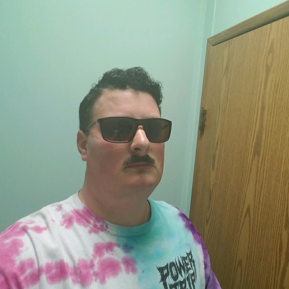 Profile Picture of Zachary Struebing (@zachisstrue) on Poshmark