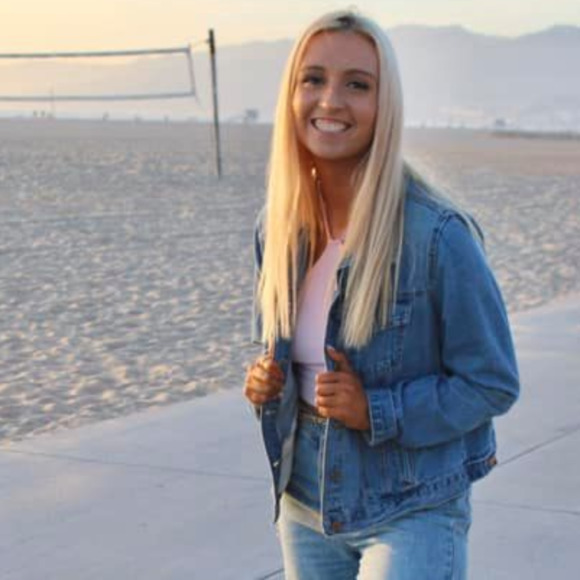 Profile Picture of Jordyn White (@jordynw40) on Poshmark