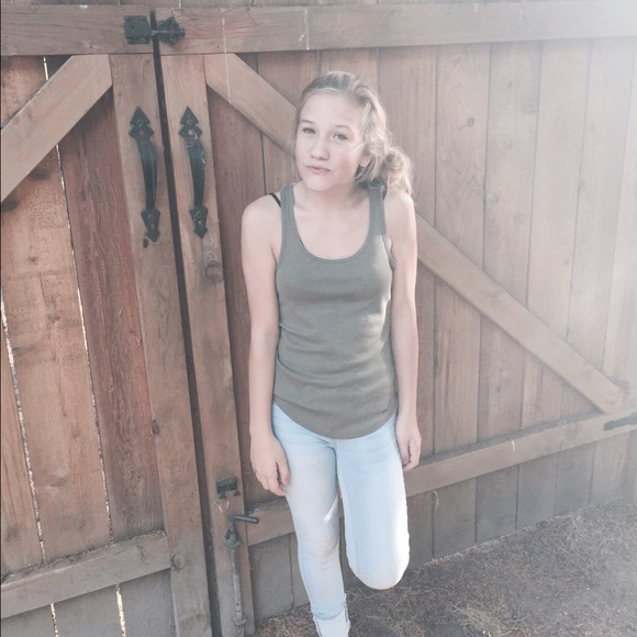 Profile Picture of Jessica Dutson (@jessica_dutson) on Poshmark