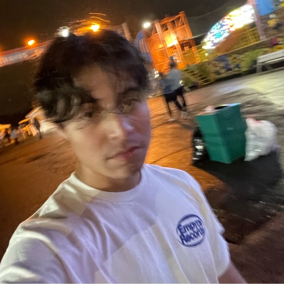 Profile Picture of Derek Flores (@zandersalgado) on Poshmark