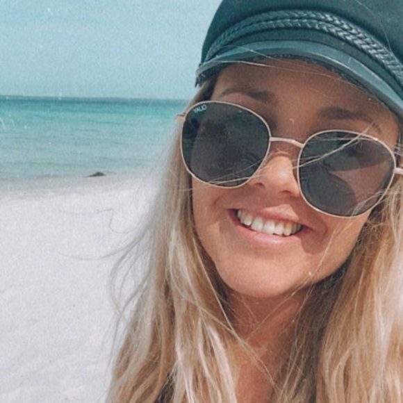 Carly Oppert - Poshmark Profile Picture of Carly Oppert (@carly_1991) on Poshmark