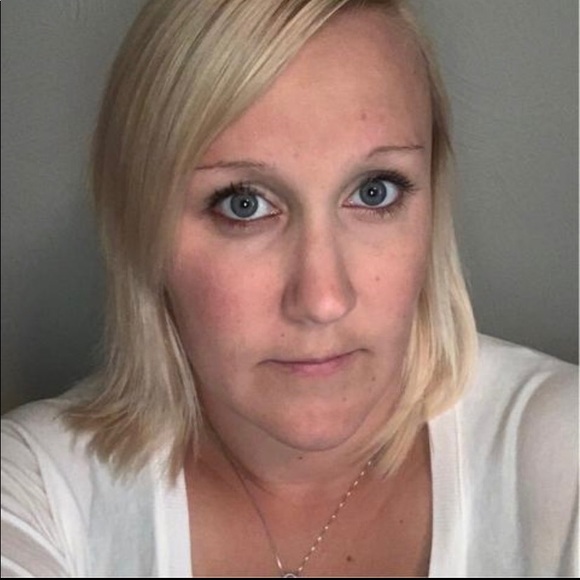 Profile Picture of Amanda Chase (@amychase2020) on Poshmark