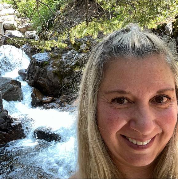 Profile Picture of Lisa Wheeler (@lisakay7777) on Poshmark