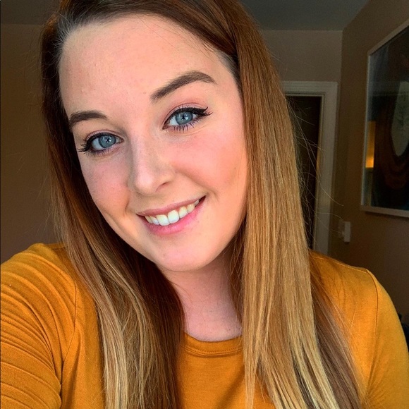 Profile Picture of Courtney Purves (@courtpurves) on Poshmark