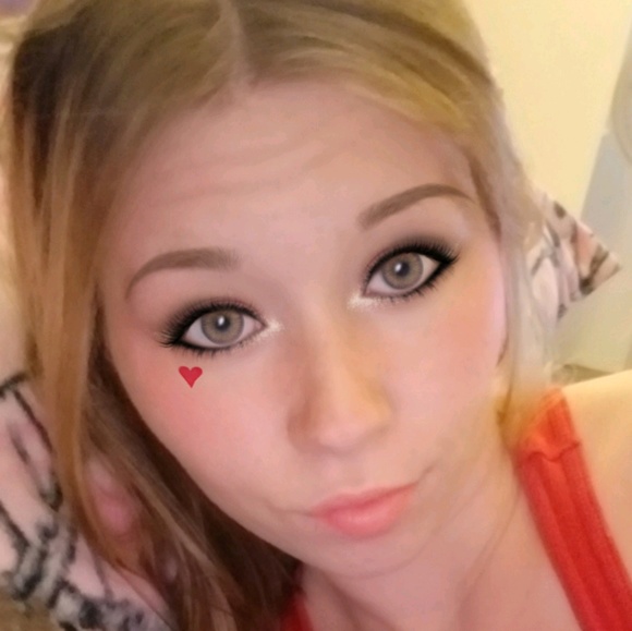 Profile Picture of Sarah Barnfield (@cbarnfield) on Poshmark